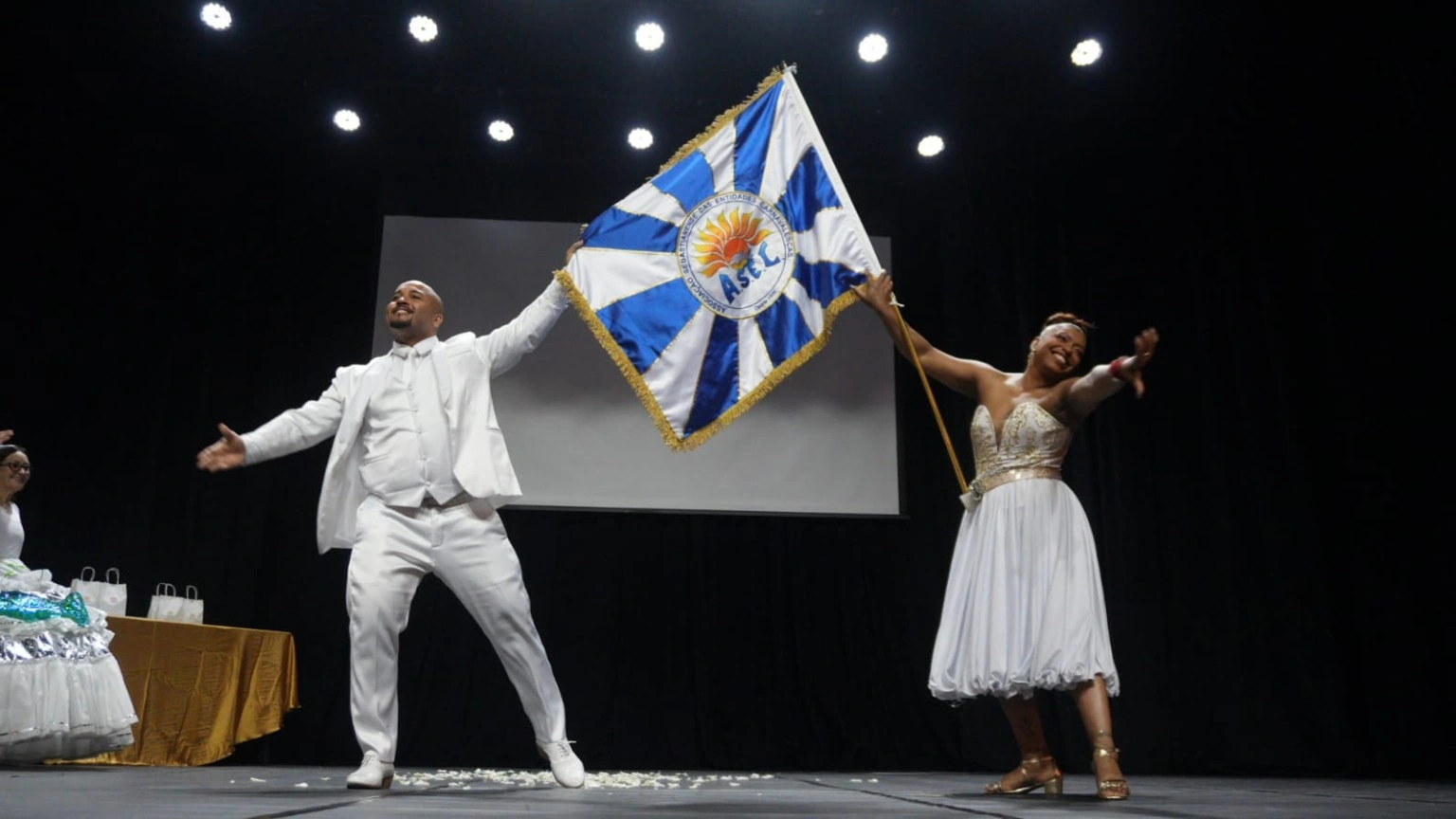 Apresentação de casal com a bandeira da ASEC no Teatro Municipal