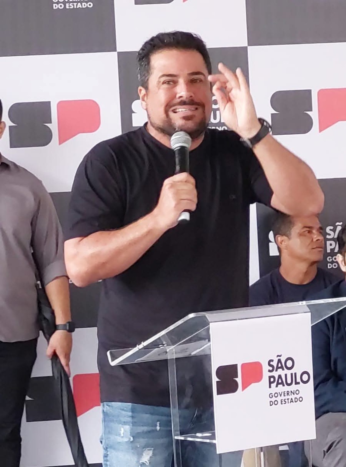 Felipe Augusto é alvo de ação por suposta transfobia; autora pede R$ 25 mil e suspensão de perfil