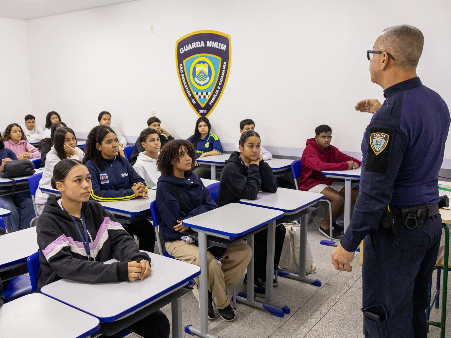 Jovens acompanham uma atividade em sala da Guarda Mirim.