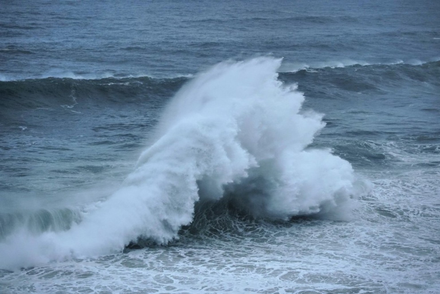 Marinha emite alerta de ressaca com ondas de 2,5 metros entre domingo e segunda-feira